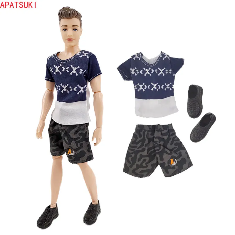 Divatbaba ruhakészlet Ken Boy baba számára Kék és fehér patchwork póló és szürke terepszínű rövidnadrág Barbie barátjának, Kennek