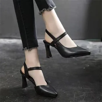 2023 Puha bőr szandál Női nyár Új divat Egyszínű középsarkú lábujjsapkával Kényelmes magas sarkú cipő