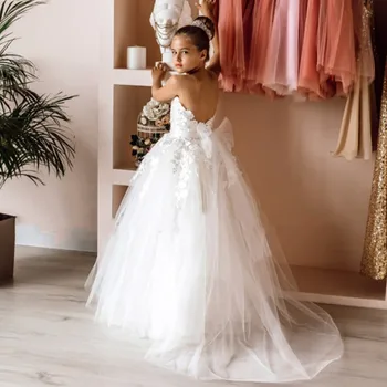 2023 Tüll elefántcsont fehér csipke ujjatlan virág lány ruha esküvőre hercegnő elsőáldozás lány köntös születésnapi zsúr