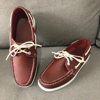 2023 Új trend Hajócipők férfiaknak Jó minőségű lakások Férfi alkalmi cipők Divat sétáló sofőr lábbeli Piros fehér bőr cipő Férfi