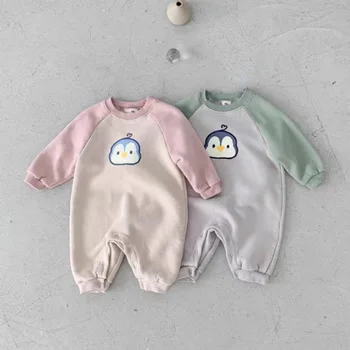 Baby Romper 2024 tavaszi koreai rajzfilm pingvin nyomtatás újszülött fiúk lányok hosszú ujjú pamut jumpsuit csecsemő alkalmi ruhák