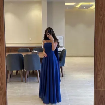 Elegáns hosszú kék pánt nélküli estélyi ruhák A-vonalú sifon padlóig érő rakott esküvői vendégruha nőknek