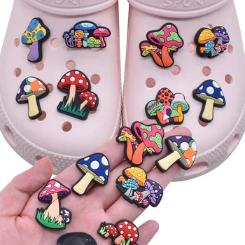 Nagykereskedelem 1db PVC cipő charms Crocs kiegészítőkhöz Gomba jelvény Női klumpa Csat Gyerek csapok DIY dekoráció Farmer X-mas ajándék
