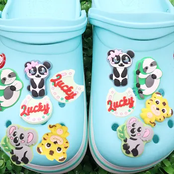 Nagykereskedelem 50db PVC kerti cipő kiegészítő Panda Tiger Koala lajhár cipő dekorációk Fit Croc Jibz Charm Boys Girls Party Present