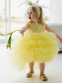 Virágos lány ruhák sárga tüll puffadt fehér mintás hímzés ujjatlan esküvőre születésnapi elsőáldozási ruhák