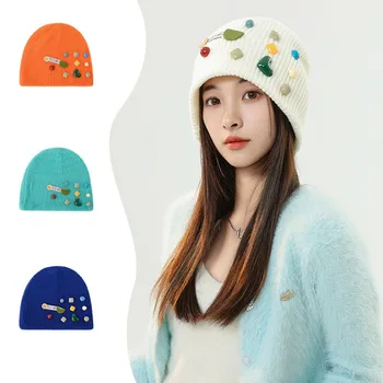 Új őszi téli sapka nőknek Divatgombos minták Kötött gyapjú kalap Puha meleg fülvédő hideg sapka