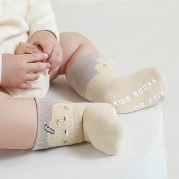 Őszi téli baba zokni kisgyermek csúszásgátló zokni fésült pamut gyermek rajzfilm padló zokni bebes accesorio calcetines bebe 아기양말